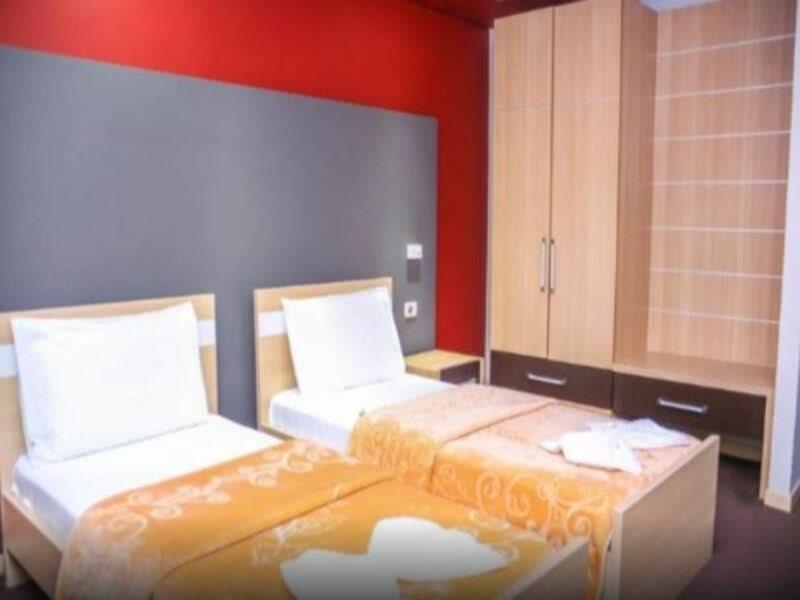 Hotel Vila Aeroport Rinas エクステリア 写真