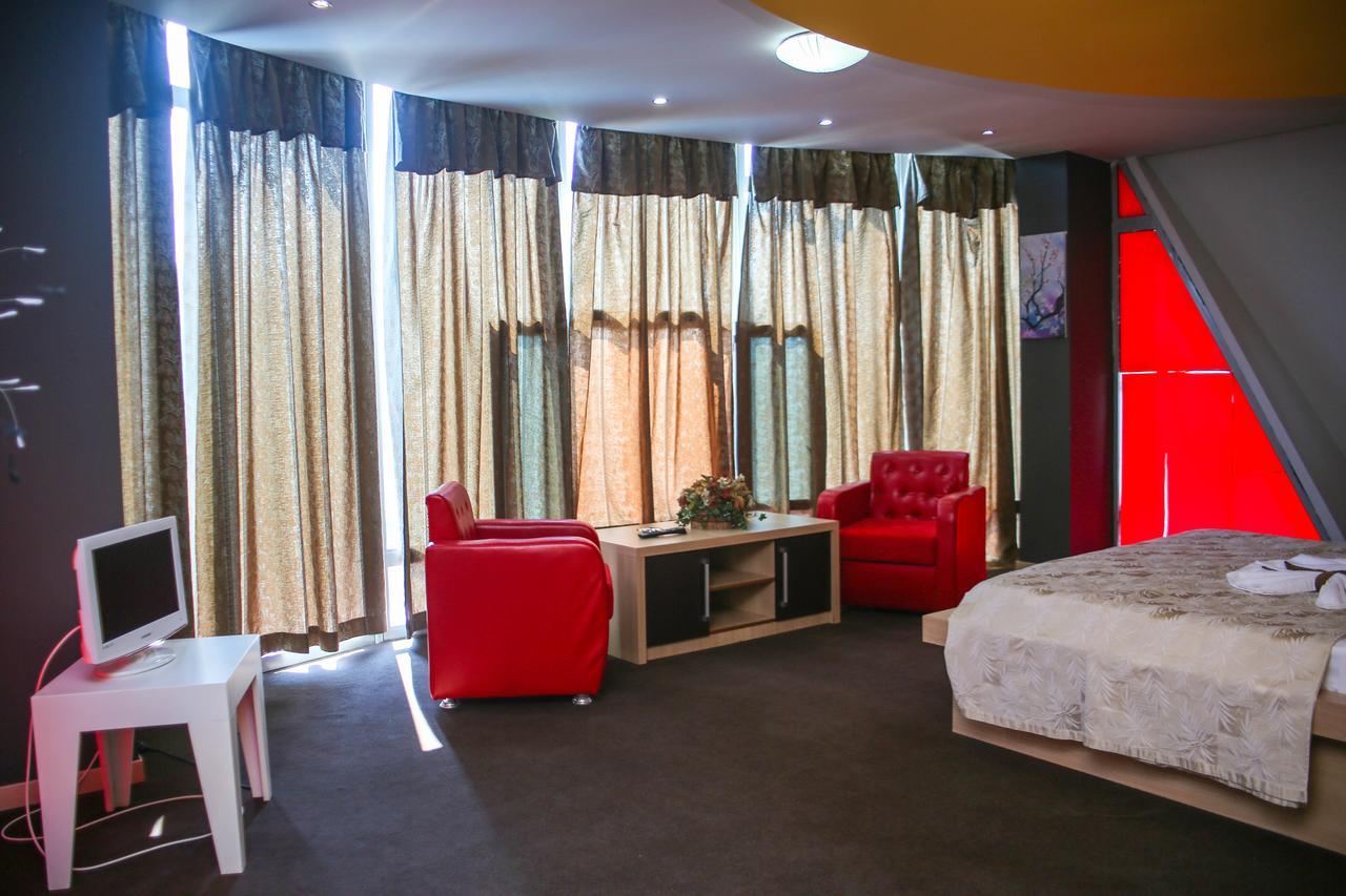 Hotel Vila Aeroport Rinas エクステリア 写真