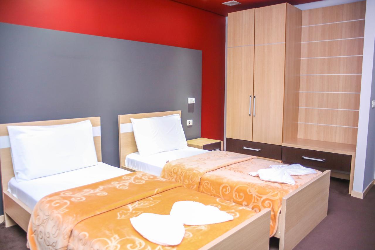 Hotel Vila Aeroport Rinas エクステリア 写真