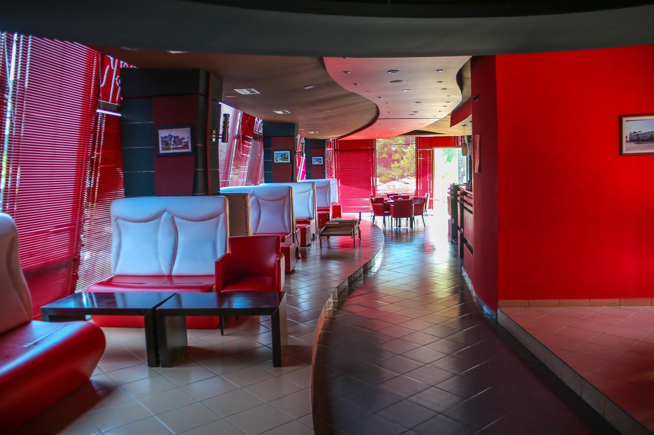 Hotel Vila Aeroport Rinas エクステリア 写真