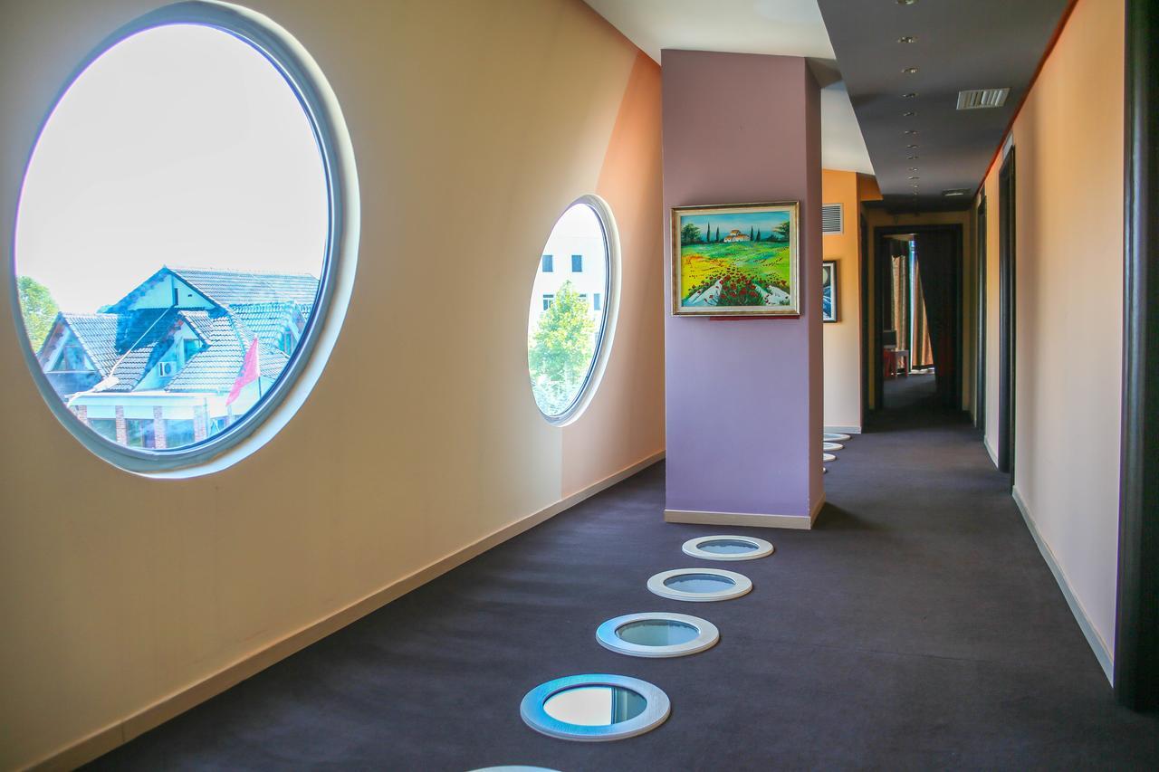 Hotel Vila Aeroport Rinas エクステリア 写真
