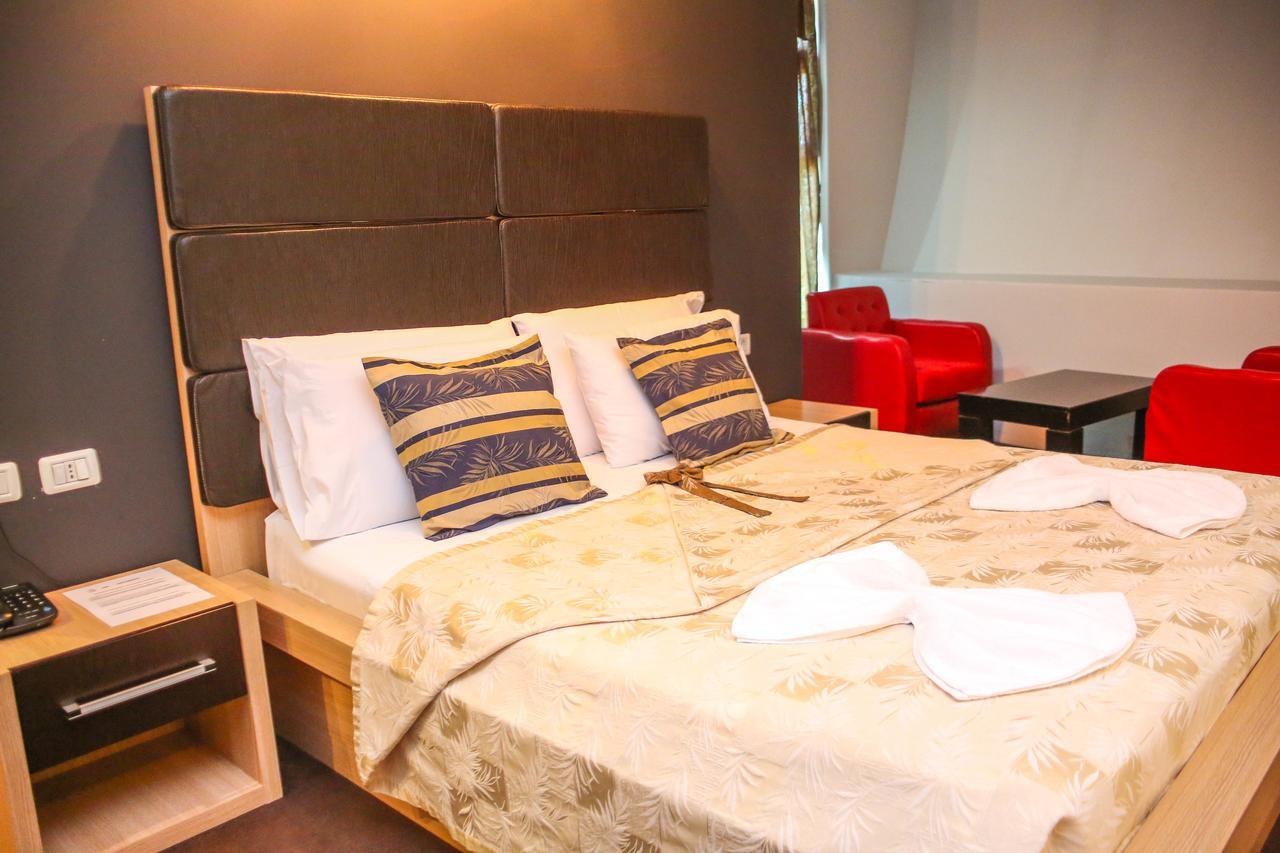 Hotel Vila Aeroport Rinas エクステリア 写真