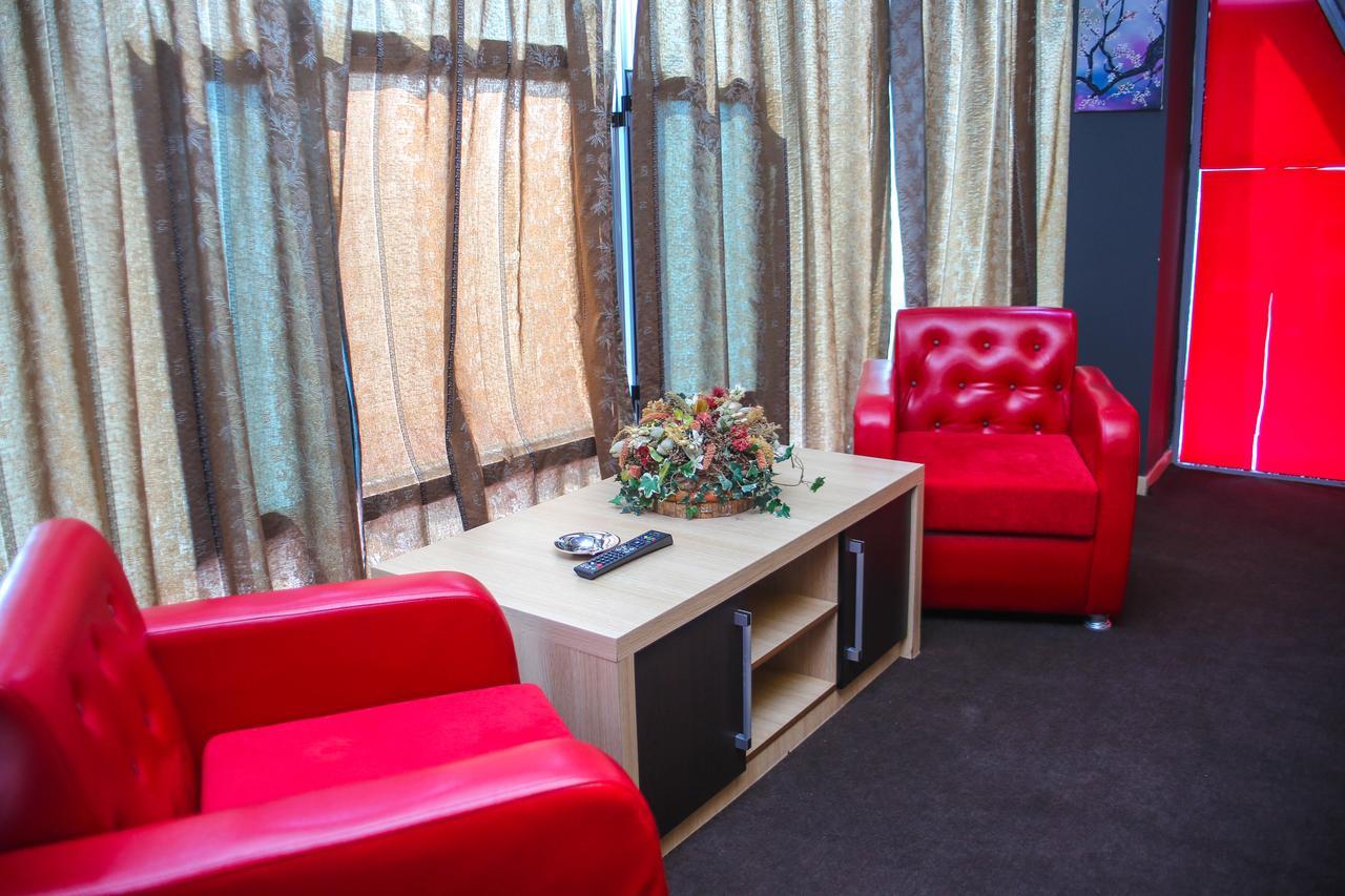 Hotel Vila Aeroport Rinas エクステリア 写真