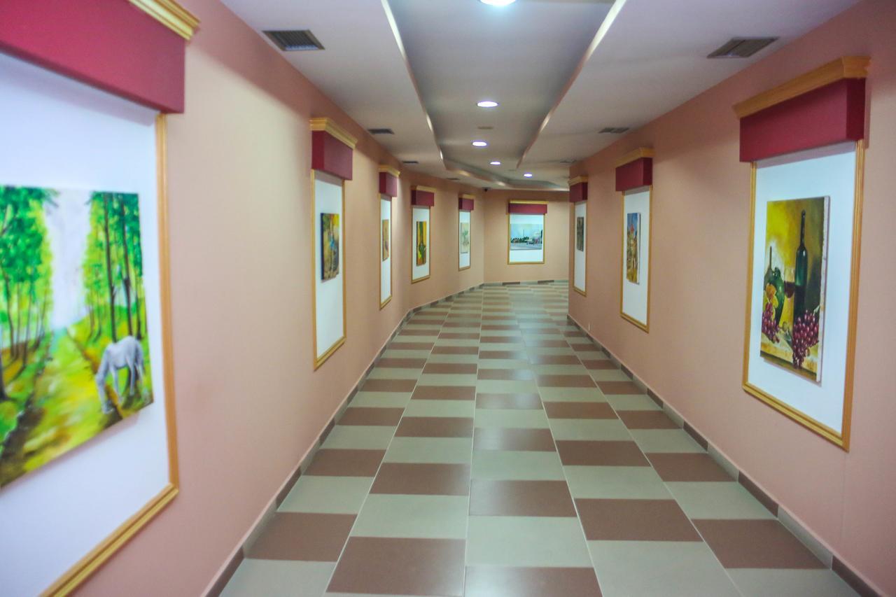 Hotel Vila Aeroport Rinas エクステリア 写真