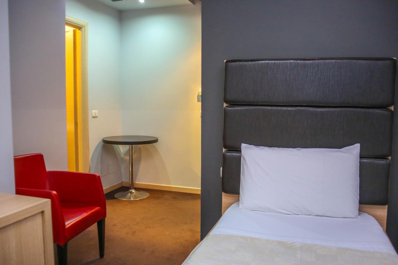 Hotel Vila Aeroport Rinas エクステリア 写真