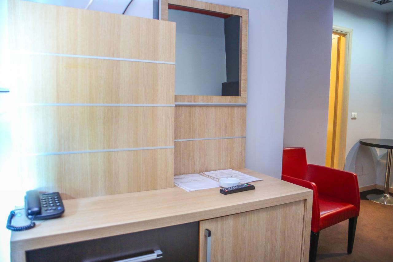 Hotel Vila Aeroport Rinas エクステリア 写真