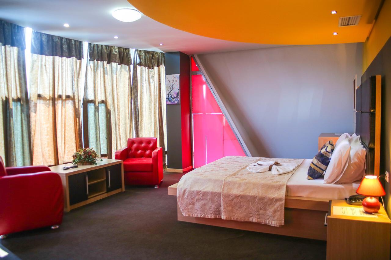 Hotel Vila Aeroport Rinas エクステリア 写真