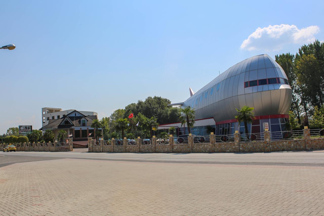 Hotel Vila Aeroport Rinas エクステリア 写真