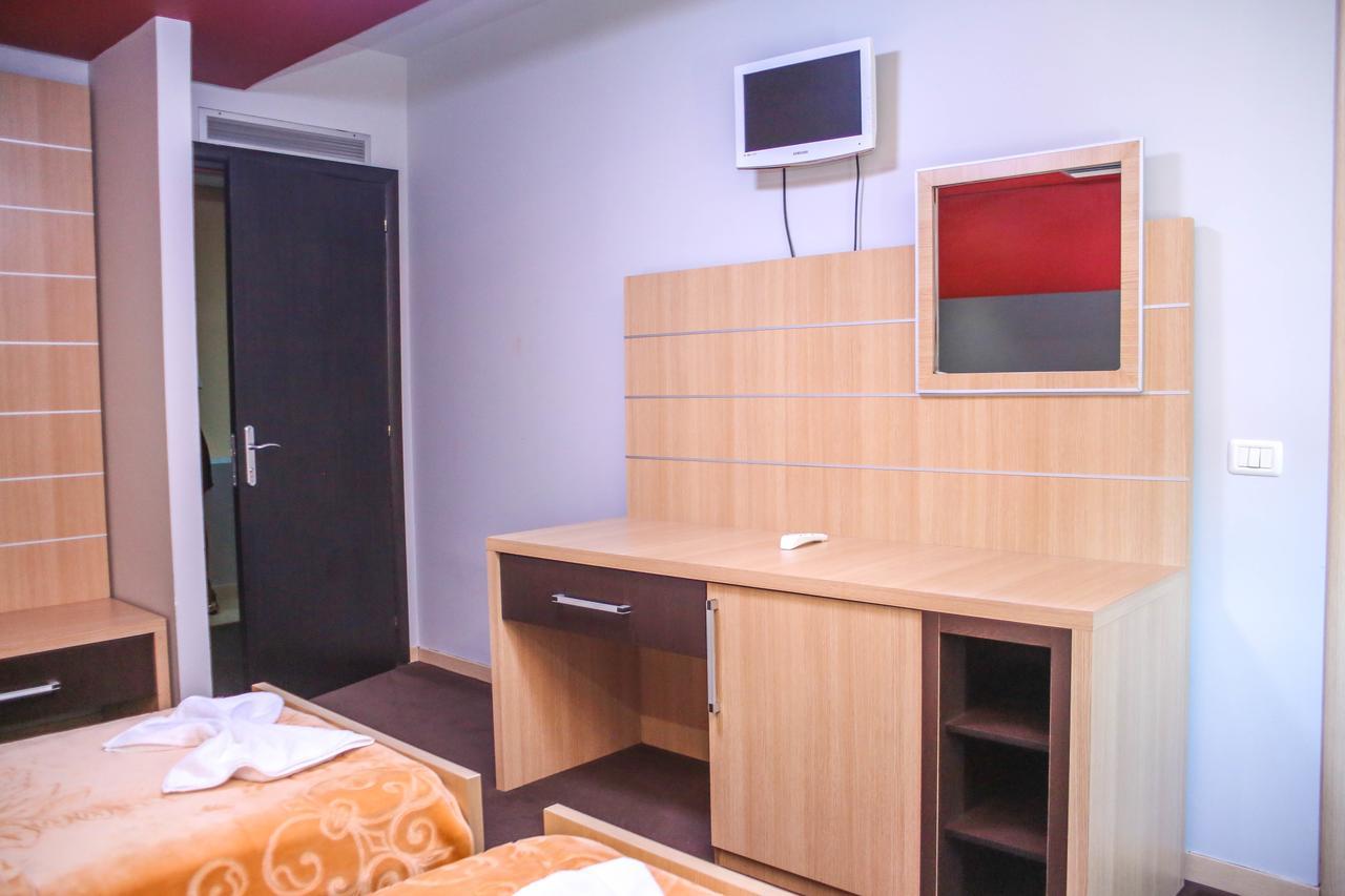 Hotel Vila Aeroport Rinas エクステリア 写真