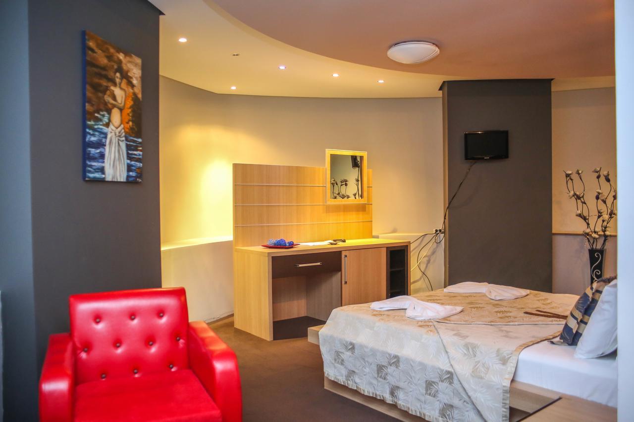 Hotel Vila Aeroport Rinas エクステリア 写真